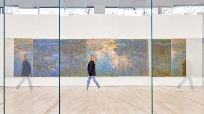 Eine Installation von Gerhard Richter und ein Gemälde von Claude Monet in der aktuellen Sammlungs-Präsentation der Fondation Beyeler.