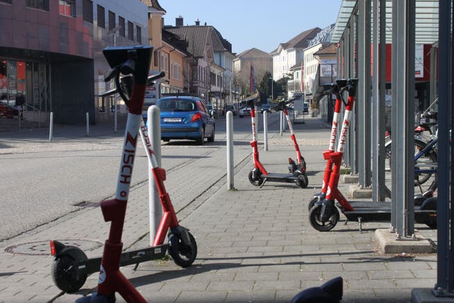 Bereits stehen sie zahlreich im Stadtzentrum herum: die neuen Elektro-Scooter