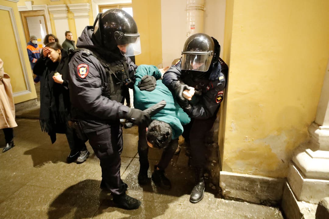 In St-Petersburg werden Demonstrierende von der Polizei abgeführt. 