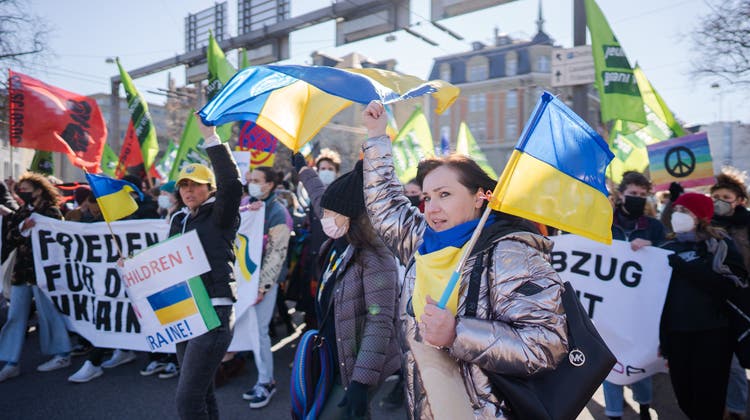 In vielen Ländern finden Demonstrationen für Frieden in der Ukraine statt. So auch in der Schweiz, hier in Bern. (Bild: Keystone)