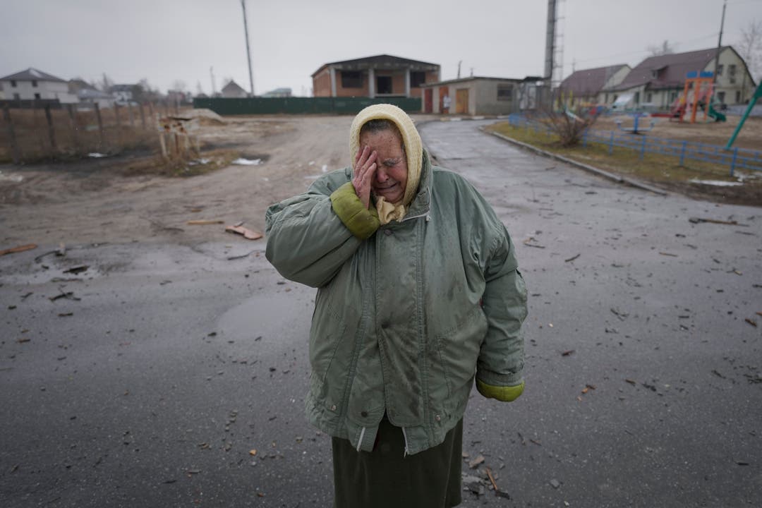 Eine ukrainische Frau in Gorenka, südlich von Kiew, weint nachdem bei einem Luftangriff Wohnhäuser zerstört wurden. 