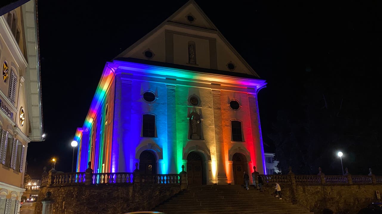 Die Firma Winkler Livecom beleuchtet die katholische Kirche in Wohlen in Regenbogenfarben