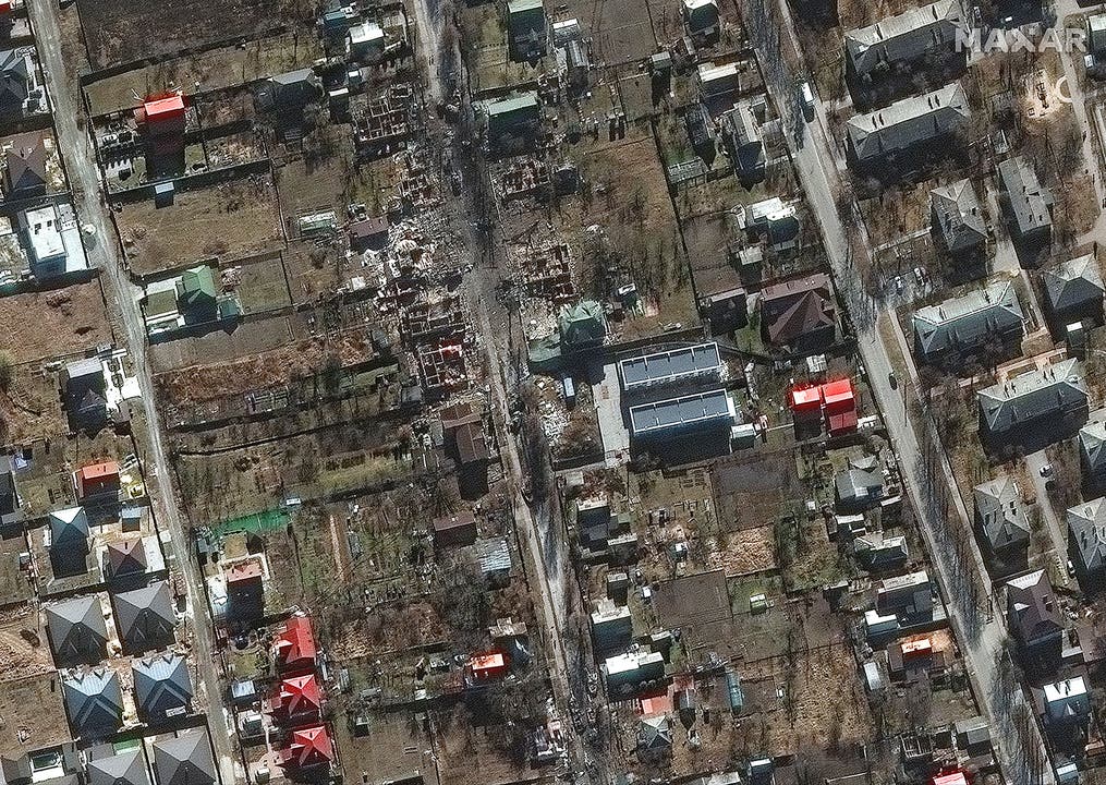 Satellitenbilder zeigen zerstörte Wohnhäuser südlich des Antonov Flughafens in Bucha.