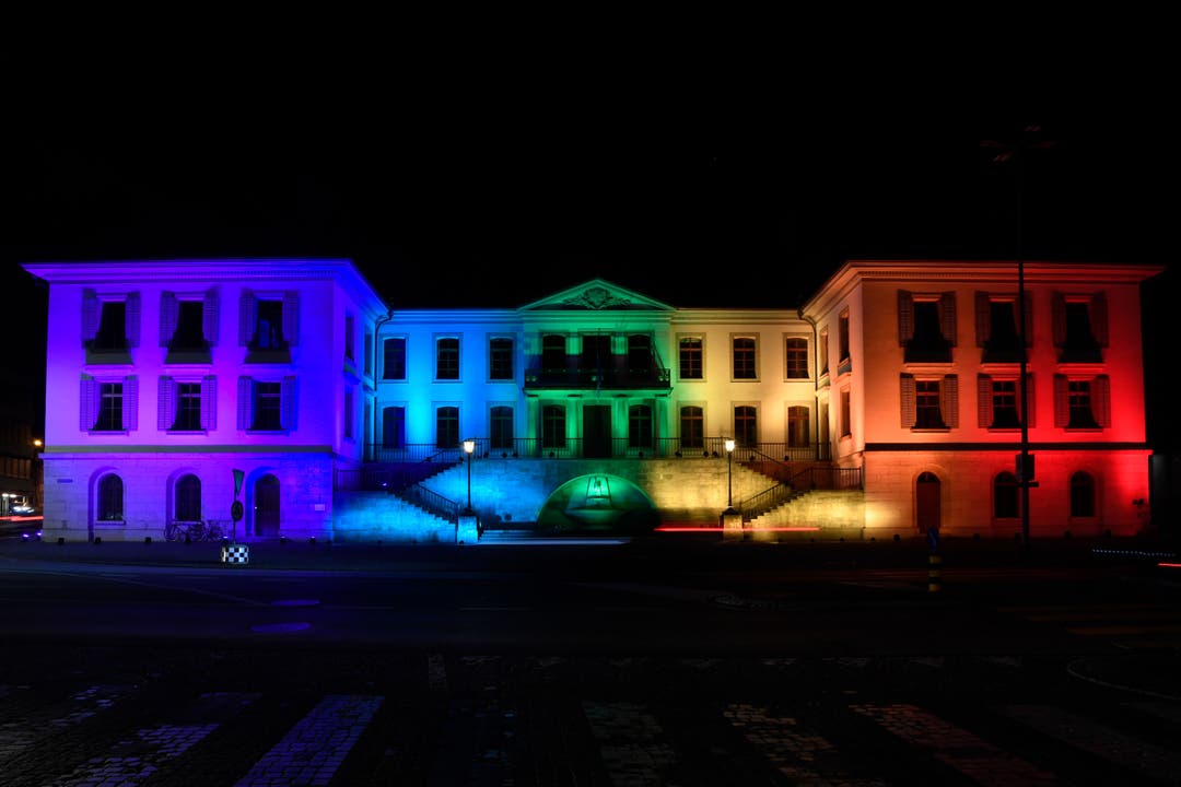 Das Regierungsgebäude in Aarau wird in den Friedensfarben beleuchtet.