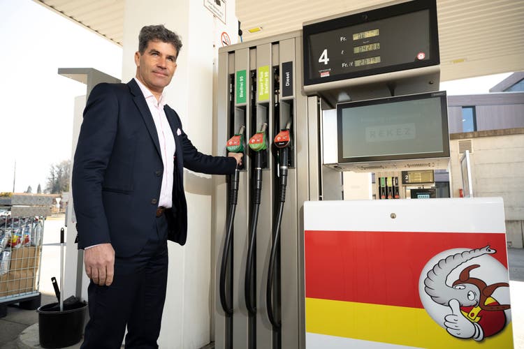 Ramon Werner, CEO der Oel-Pool AG, an einer Ruedi-Rüssel-Tankstelle, die das Benzin der Oel-Pool AG an den Mann und die Frau bringen. 