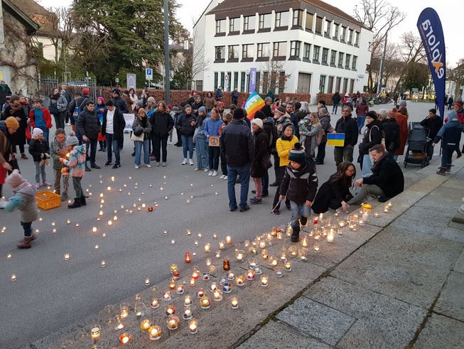 Kundgebung gegen den Krieg mit Kerzen auf der Treppe vor dem Kultur- und Kongresshaus in Aarau, ukrainischen Flaggen und Friedensfahnen