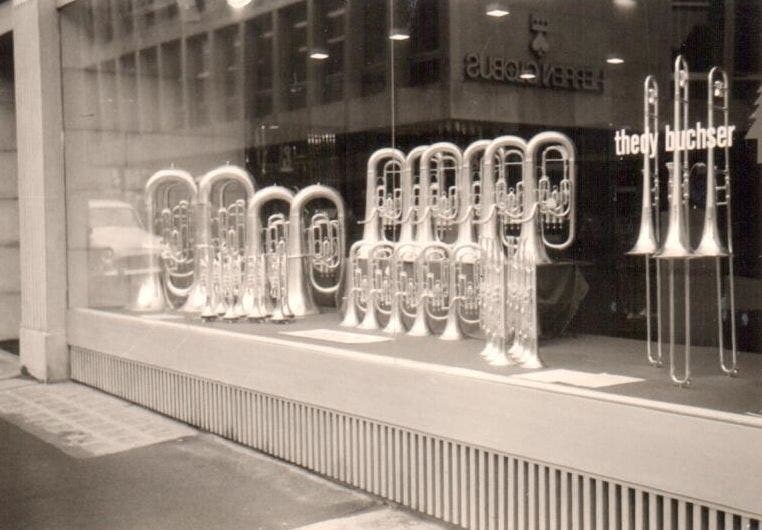 Ab 1968 spannt Thedy Buchser die dritte Generation aktiv in den Betrieb mit ein. Die Blasinstrumente stehen heute noch zuvordert im Schaufenster.