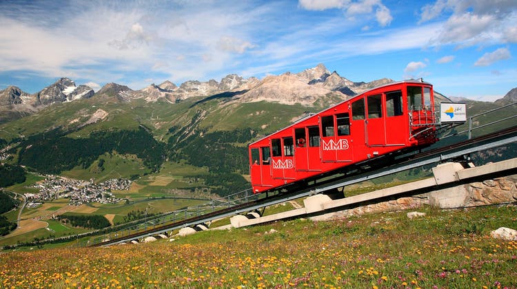 Die Dampflokomotive bringt Besucherinnen und Besucher auf den Berg und wieder runter: ein Erlebnis mit Aussicht auf Berglandschaft und den Brienzersee. (Bild: Imago Images)