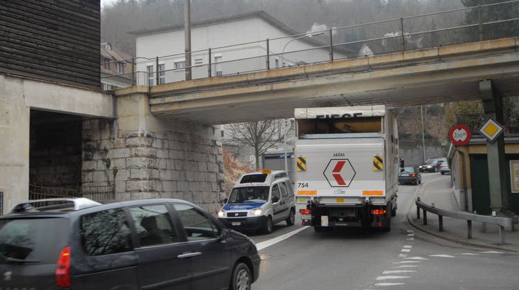 Beim Schadenmühlestich in Baden bleiben regelmässig Lastwagen stecken - nun wird der Bahnübergang saniert. (Walter Schwager / BAD)