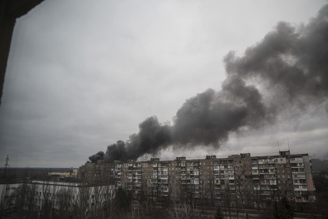 Rauch steigt auf nach einem Angriff auf Mariupol. 