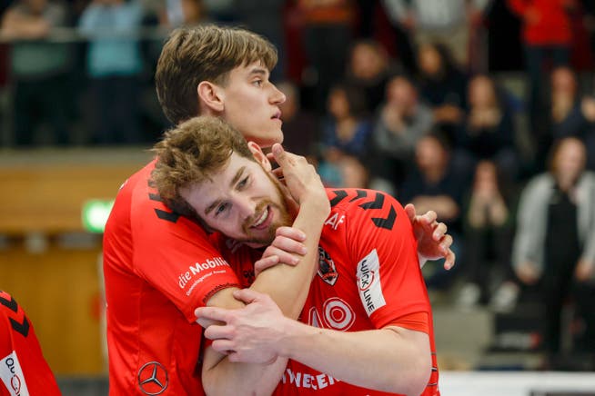 Rudolf Faluvégi (Mitte) und Jonas Kalt dürfen sich über weitere zwei Punkte für ihren HSC freuen.