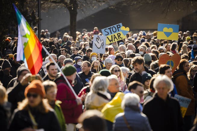 In Zürich demonstrieren Tausende gegen den Krieg in der Ukraine.