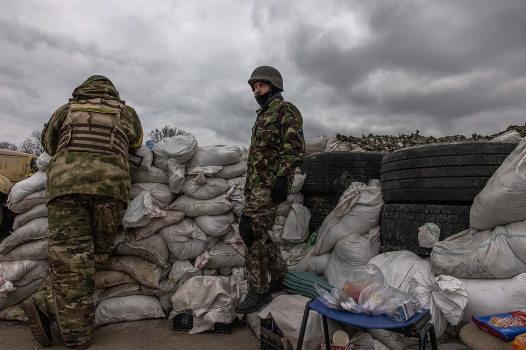 Mitglieder der ukrainischen Territorialverteidigung an einem Checkpoint in Kiew. 