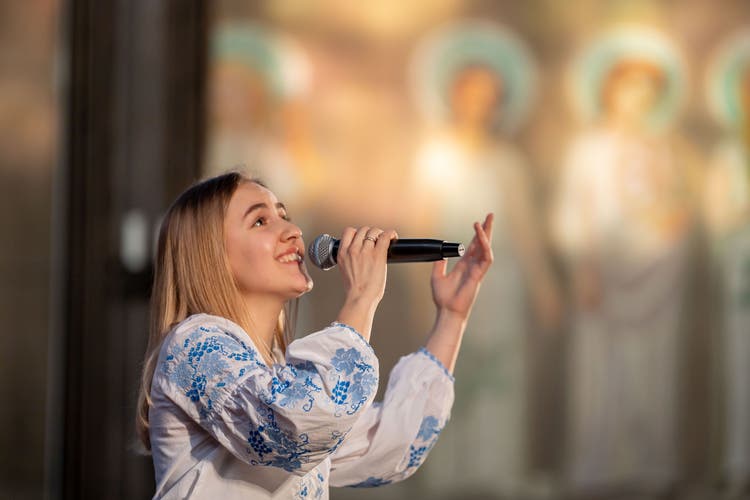 Mariia Perekrestenko aus Kiew singt in der St.-Karli-Kirche.