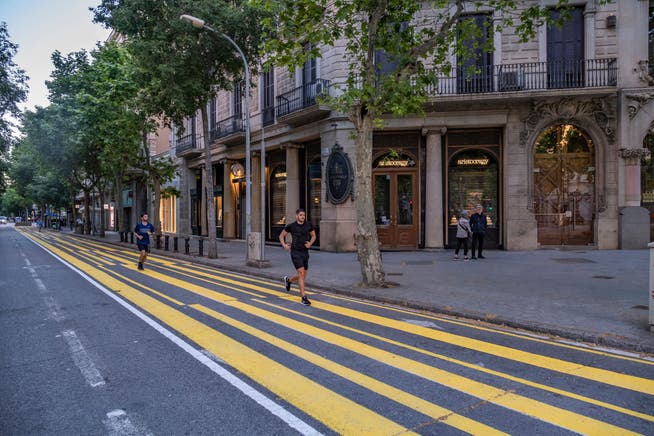 Diese ehemalige Autofahrspur in Barcelona ist jetzt Fussgängerinnen und Fussgängern vorbehalten.