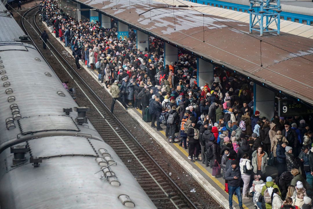 Menschen sammeln sich auf der Flucht am Kiewer Hauptbahnhof.