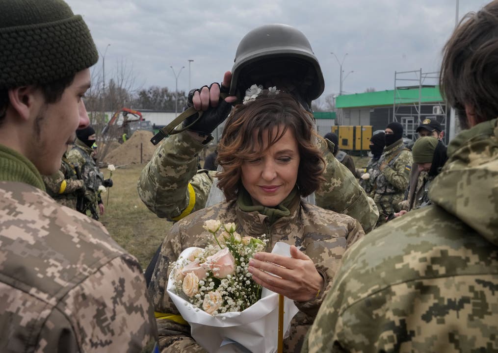Die ukrainische Soldatin Lesia Ivashchenko und Soldat Valerii Fylymonov haben sich am Sonntag an der Front das Ja-Wort gegeben.