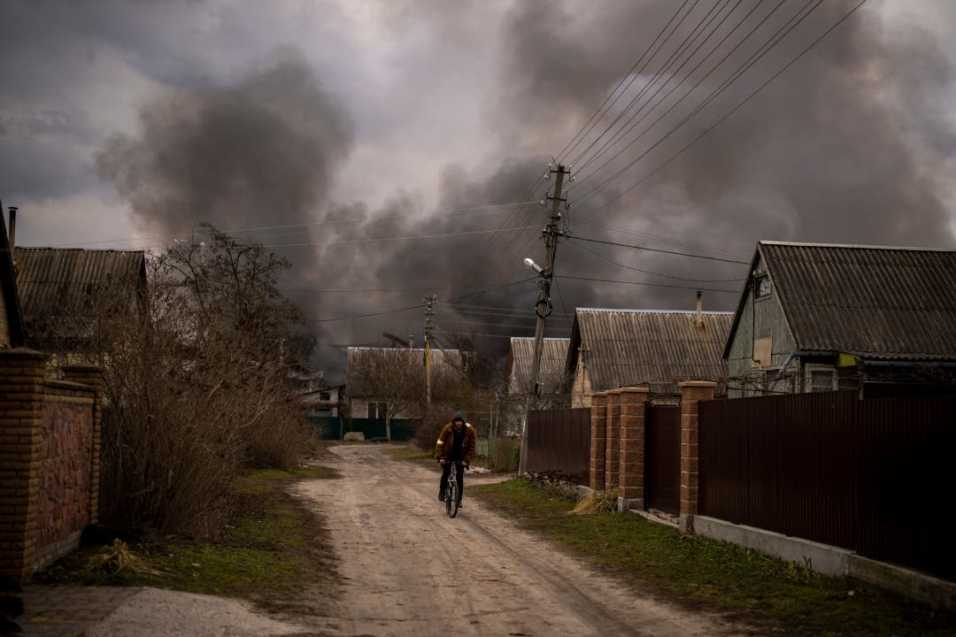 Ein Mann verlässt ein bombardiertes Fabrikgelände in Irpin.