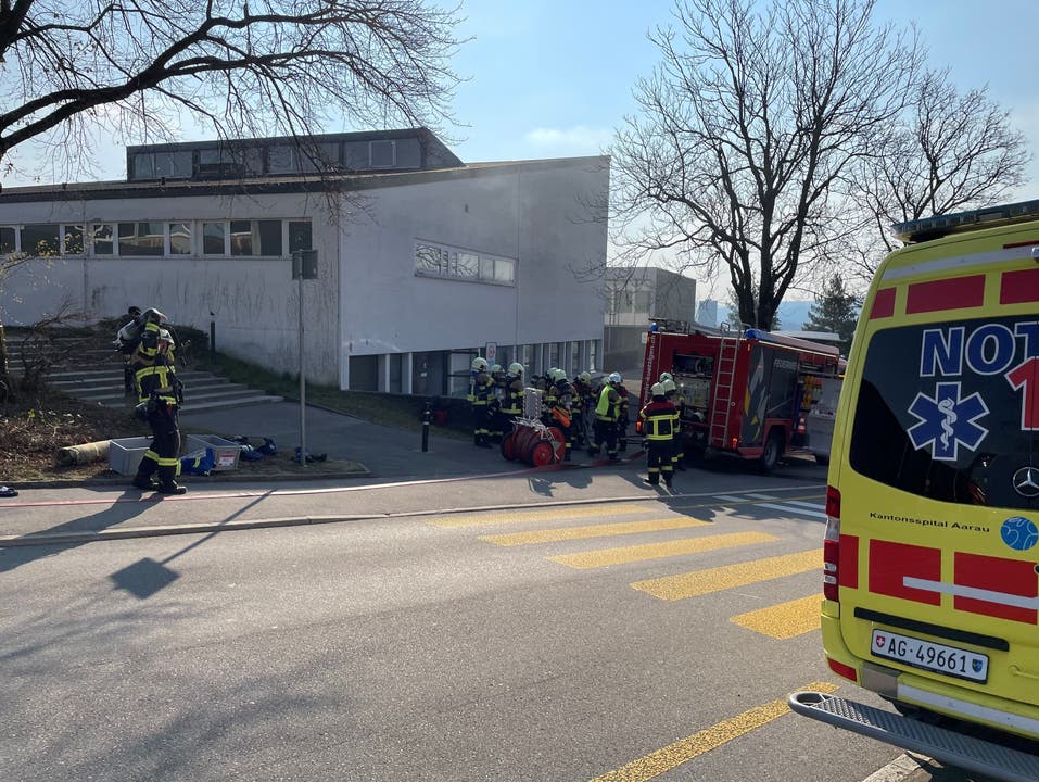 Küttigen, 7. März: Aus der Turnhalle in Küttigen dringt Rauch. Die Feuerwehr kann das Feuer schnell löschen.