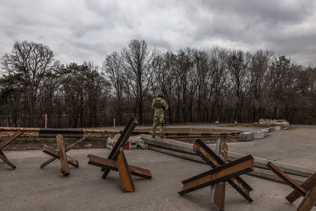 Ein ukrainischer Soldat bewacht den Checkpoint östlich von Kiew.
