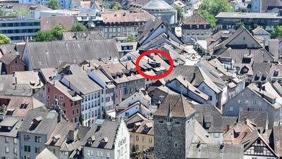 Blick vom Hexenplatz auf die Altstadt: Eingekreist sind in der Mitte zwei Gauben zu sehen, auf denen die Panels für die Solaranlage montiert sind. (Michael Hunziker (5. Juli 2019))