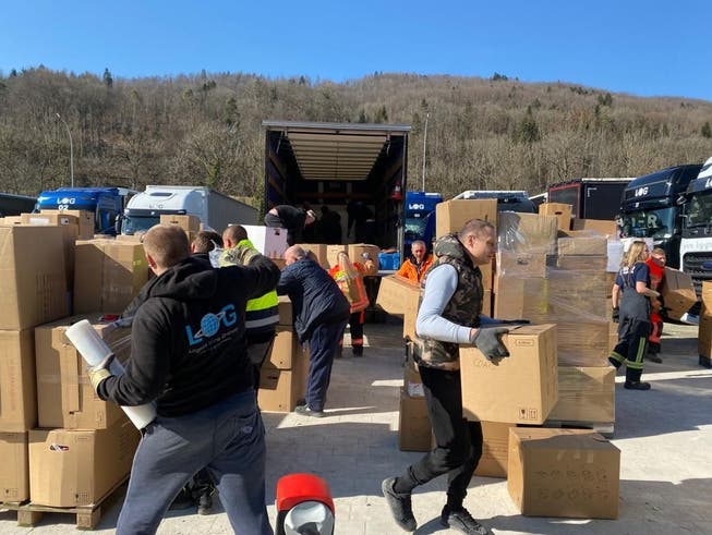 Das Hilfsmaterial aus Bad Zurzach wird in Stühlingen in die Lastwagen eines Speditionsunternehmens verfrachtet. Die Ware wird von Deutschland nach Polen und Rumänien ins Grenzgebiet geliefert.