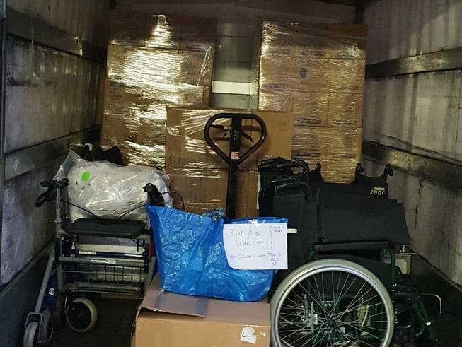 Ein Transporter gefüllt mit medizinischen Hilfsgütern fuhr am 2. März zur ukrainischen Botschaft in Bern. 