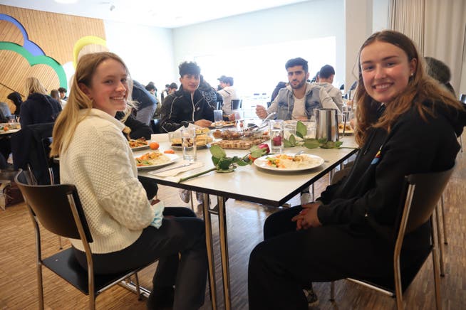 Zoé und Olivia essen mit unbegleiteten minderjährigen Asylbewerbern im Gemeinschaftszentrum Telli in Aarau.