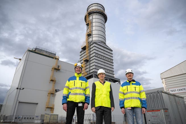 Ansaldo Energia betreibt in Birr ein Gaskraftwerk im Testbetrieb. Von links: : Winfried Kuhn, Head of Supply Chain AES, Gerd René Albiez, Chef Ansaldo Switzerland, und Felix Ruckli, Unterhaltsverantwortlicher in Birr.
