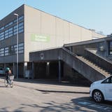 Das Schulhaus Robersten soll wegen des Platzmangels mit Containern erweitert werden. (hcw (10. März 2022))