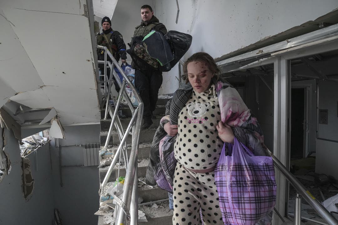 Eine verletzte Schwangere in der Geburtsklinik Mariupol, die durch Bombenangriffe zerstört wurde.