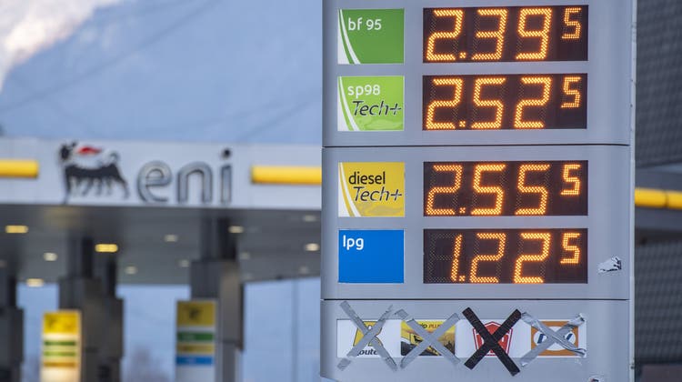 Infolge des Krieges und der Wirtschaftssanktionen gegen Russland sind die Benzinpreise deutlich angestiegen. (Urs Flueeler / Keystone)