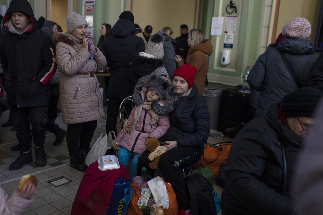 Geflohene Ukrainerinnen und Ukrainer warten am Bahnhof in Przemysl, Polen.