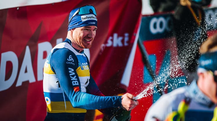 Dario Cologna feiert am Holmenkollen in Oslo seinen Abschied aus dem Weltcupzirkus gebührend mit Champagner. (Federico Modica/Freshfocus / NordicFocus)