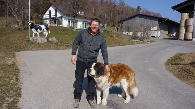 Gemeinderat Bernhard Wyss, Ressortverantwortlicher Projekt Langsamverkehr, auf seinem Hof mit dem Hofhund. (Urs Byland)