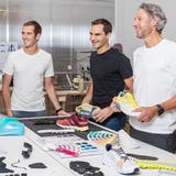 Roger Federer mit den Chefs und Entwicklern der Sportschuhe On. (Bild: On)