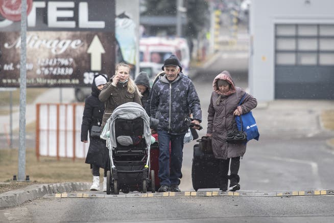 Der Regierungsrat hat beschlossen, die Sonderverordnung für Schutzbedürftige ohne Aufenthaltsbewilligung aus der Ukraine zu revidieren. Im Bild: Ukrainische Flüchtlinge an der polnisch-ukrainischen Grenze im März 2022.