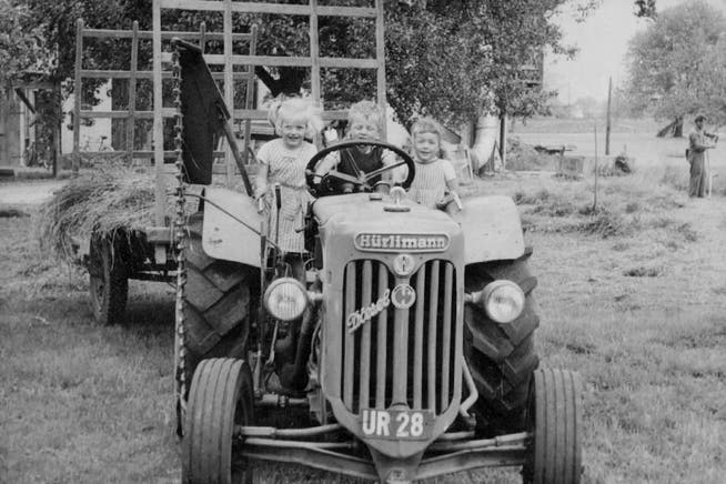 Zwischen 1953 und 1972 führte die Familie Zgraggen sämtliche Transporte ausschliesslich mit einem Traktor durch. Das Bild zeigt Ruedy Zgraggen mit seinen Schwestern.