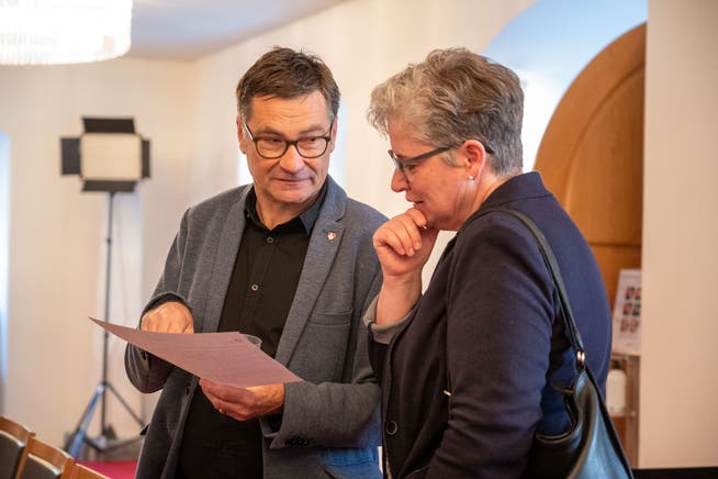 Parteipräsident Hanspeter Scheuber und Regula Gerig (beide CSP), welche die Wiederwahl schafften, müssen am Wahlsonntag den Verlust der Fraktionsstärke der CSP zur Kenntnis nehmen.