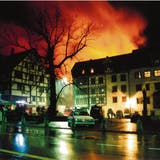 In der Brandnacht auf dem Gallusplatz: Der Feuerschein aus der Gallusstrasse lässt die zerstörerische Wirkung der Flammen erahnen. (Bild: Stadtarchive SG/ Berufsfeuerwehr)