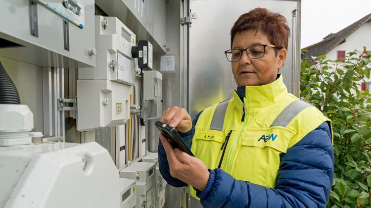 Stromzählerableserin der AEW Energie AG im Einsatz: 2024 steigen die Tarife für die Kundschaft des grössten Stromversorgers erneut markant. (Foto Basler / ZVG)