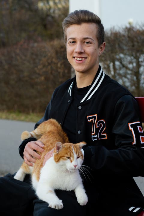 Nils Grob has a nice Zugang zu seiner Katze.