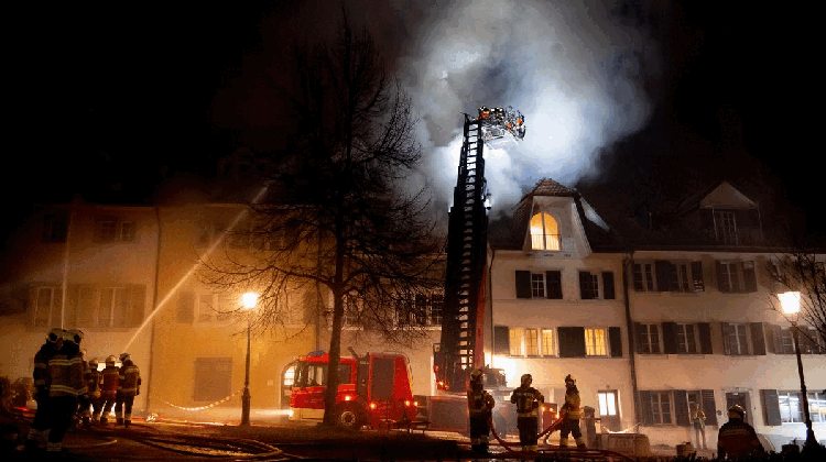 Der Brand beim Thüringenhaus in der Solothurner Altstadt konnte inzwischen gelöscht werden. (Lucien Fluri)