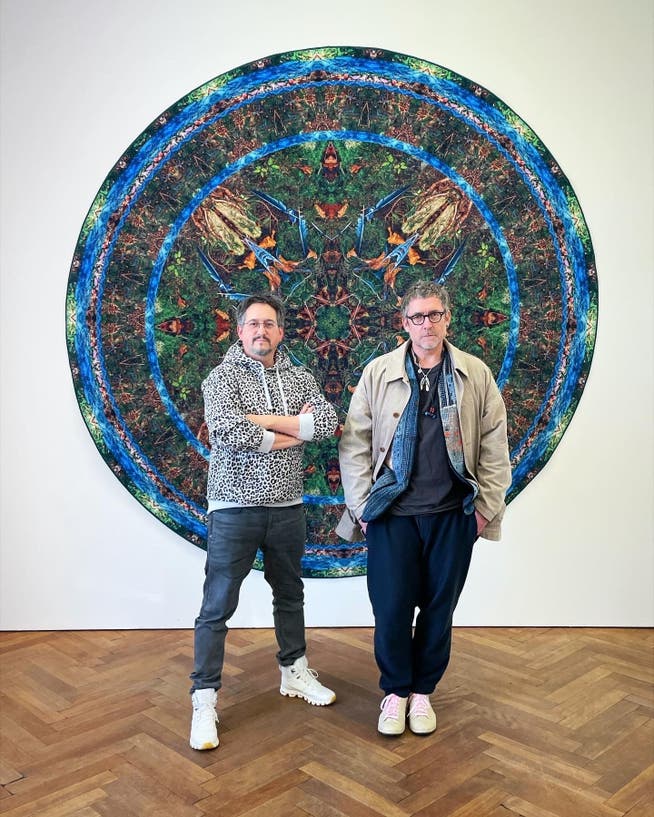 Johannes Hedinger (50) und Marcus Gossolt (53) stehen vor einem ihrer Kunstwerke, einem Waldboden-Teppich.