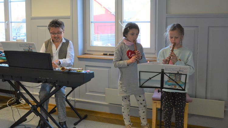 Musiklehrer Andy Spielmann unterrichtet Valentina und Julia (v.l.) meistens im Duett an der Blockflöte. (Cyrill Pürro)