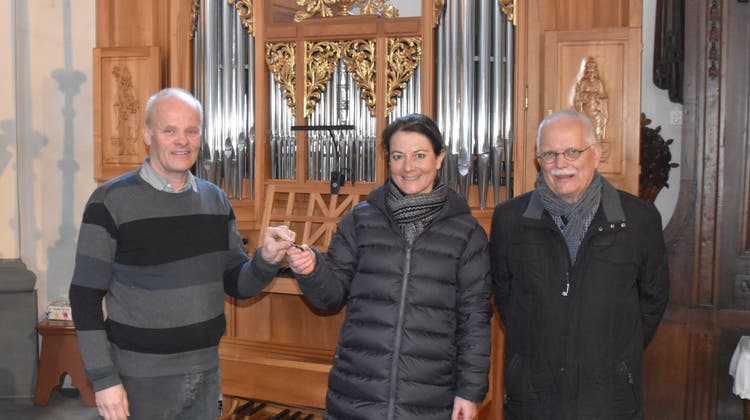 Sie freuen sich über die Inbetriebnahme der Chororgel in der Pfarrkirche St.Martin; von links: Hubert Stucki, Lea Ziegler Tschalèr und Peter Cathry. (Bild: Georg Epp (Altdorf, 9. März 2022))