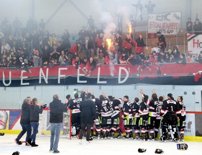 Ausgelassener Jubel bei den Spielern und den Fans des EHC Frauenfeld nach dem gewonnenen Ostschweizer Final gegen den EHC Wetzikon.