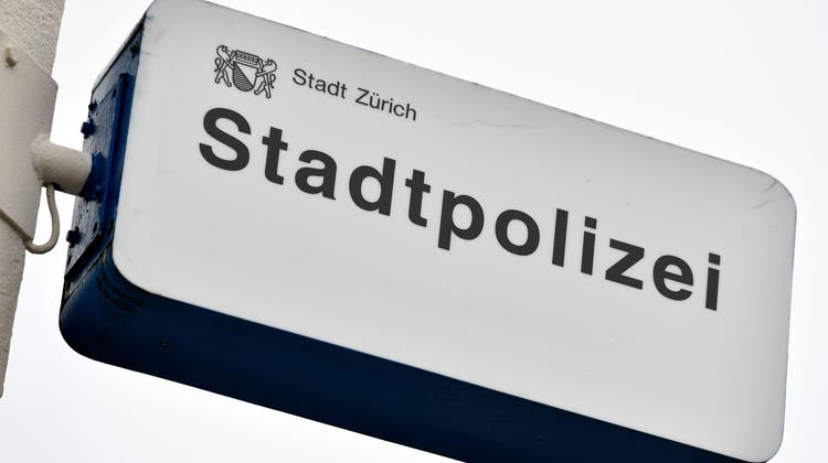 Ob 152, 140 oder 43 mehr Polizistinnen und Polizisten bei der Stadtpolizei Zürich: Darüber diskutierte der Gemeinderat hitzig. (Themenbild: Walter Bieri / KEYSTONE)