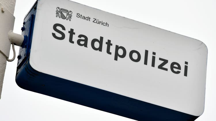 Die Stadtpolizei Zürich meldet eine schwerverletzte Person. (Symbolbild: Walter Bieri / Keystone)