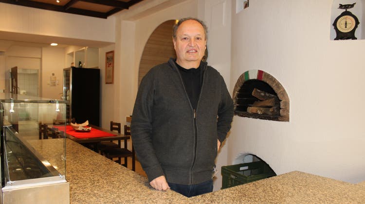 Stefan Aschwanden vor dem bekannten «Mazzini»-Pizza-Holzofen, der mit einer Rauchgasreinigung ausgestattet wurde. (Andreas Toggweiler)